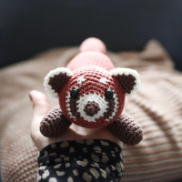 Rode Panda Onesiegurumi